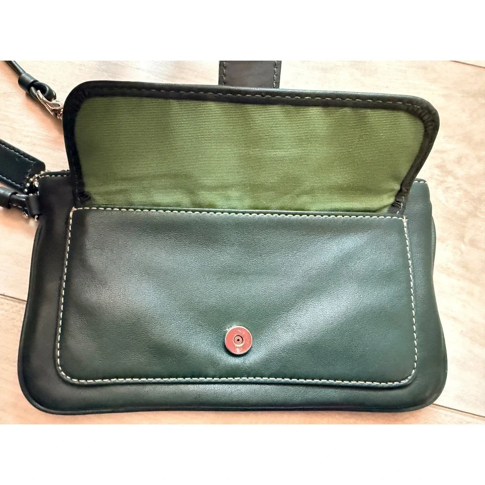 Coach Soho RARE Green Leather Vintage Y2K Soho Wristlet Clutch Bag Hangtag 00s